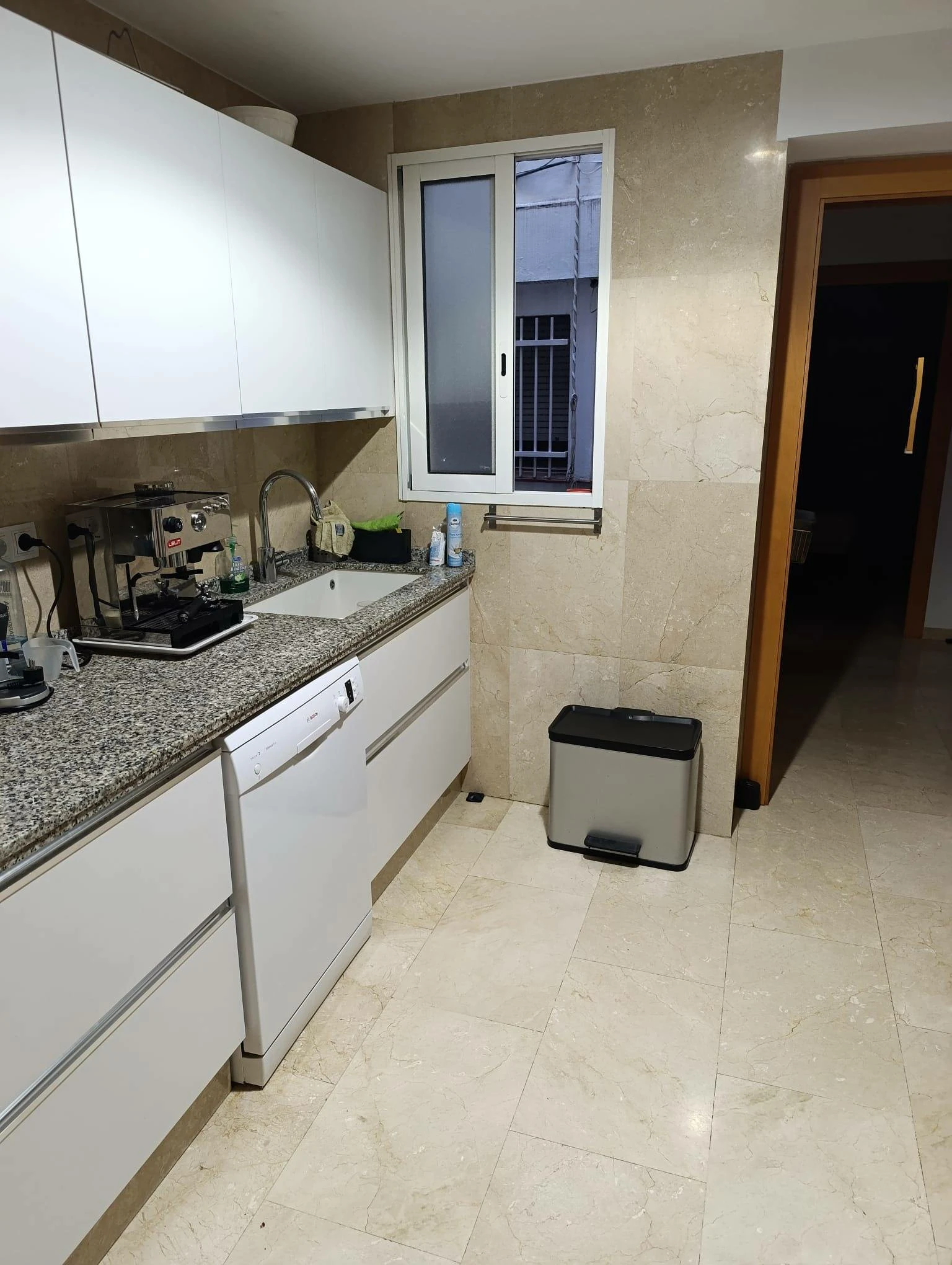 VALENCIA CENTRO BARRIO XEREA VIVIENDA REFORMADA CON PRIMERAS CALIDADES CUATRO DORMITORIOS DOS BAÑOS GARAJE