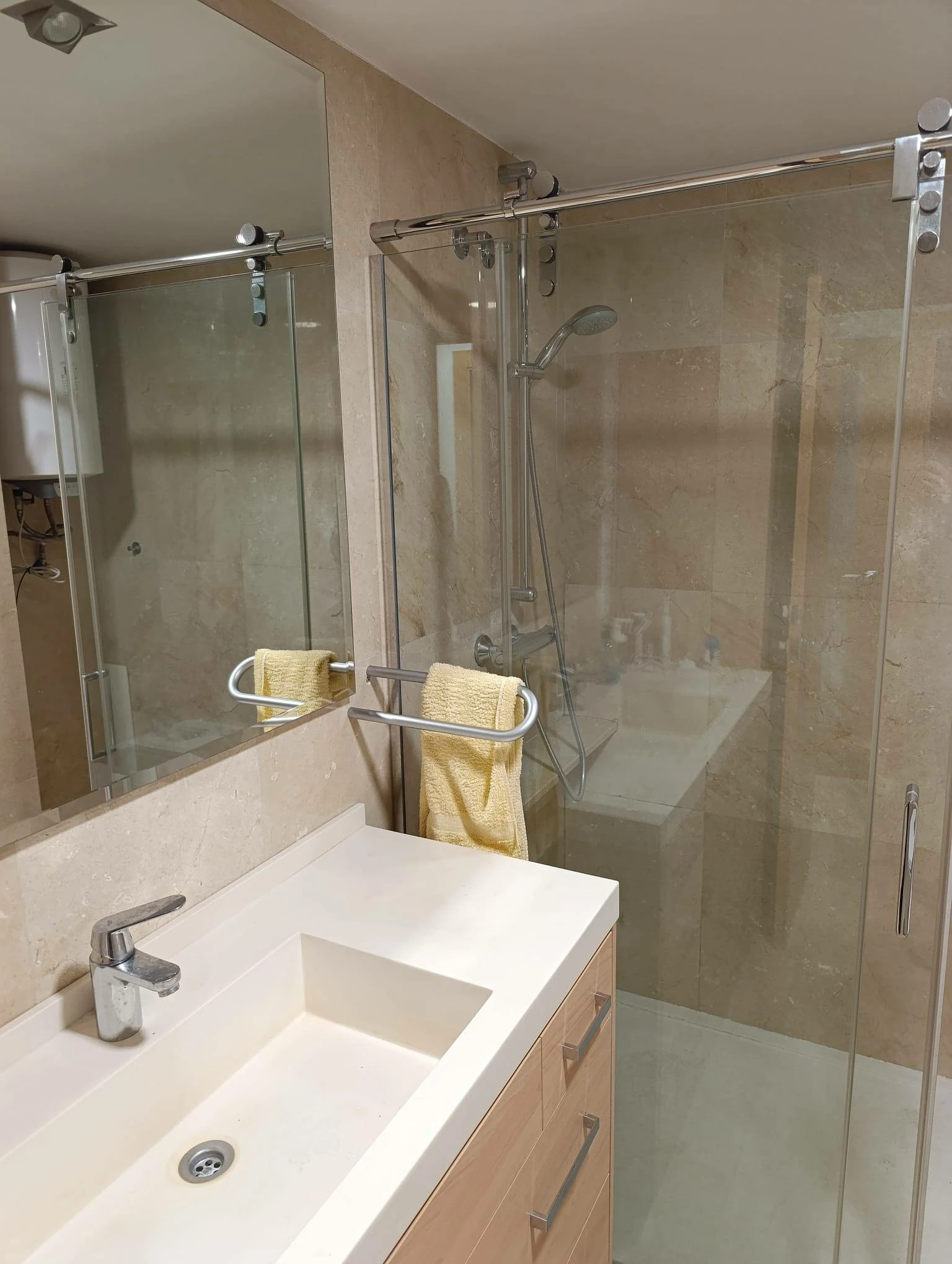 VALENCIA CENTRO BARRIO XEREA VIVIENDA REFORMADA CON PRIMERAS CALIDADES CUATRO DORMITORIOS DOS BAÑOS GARAJE
