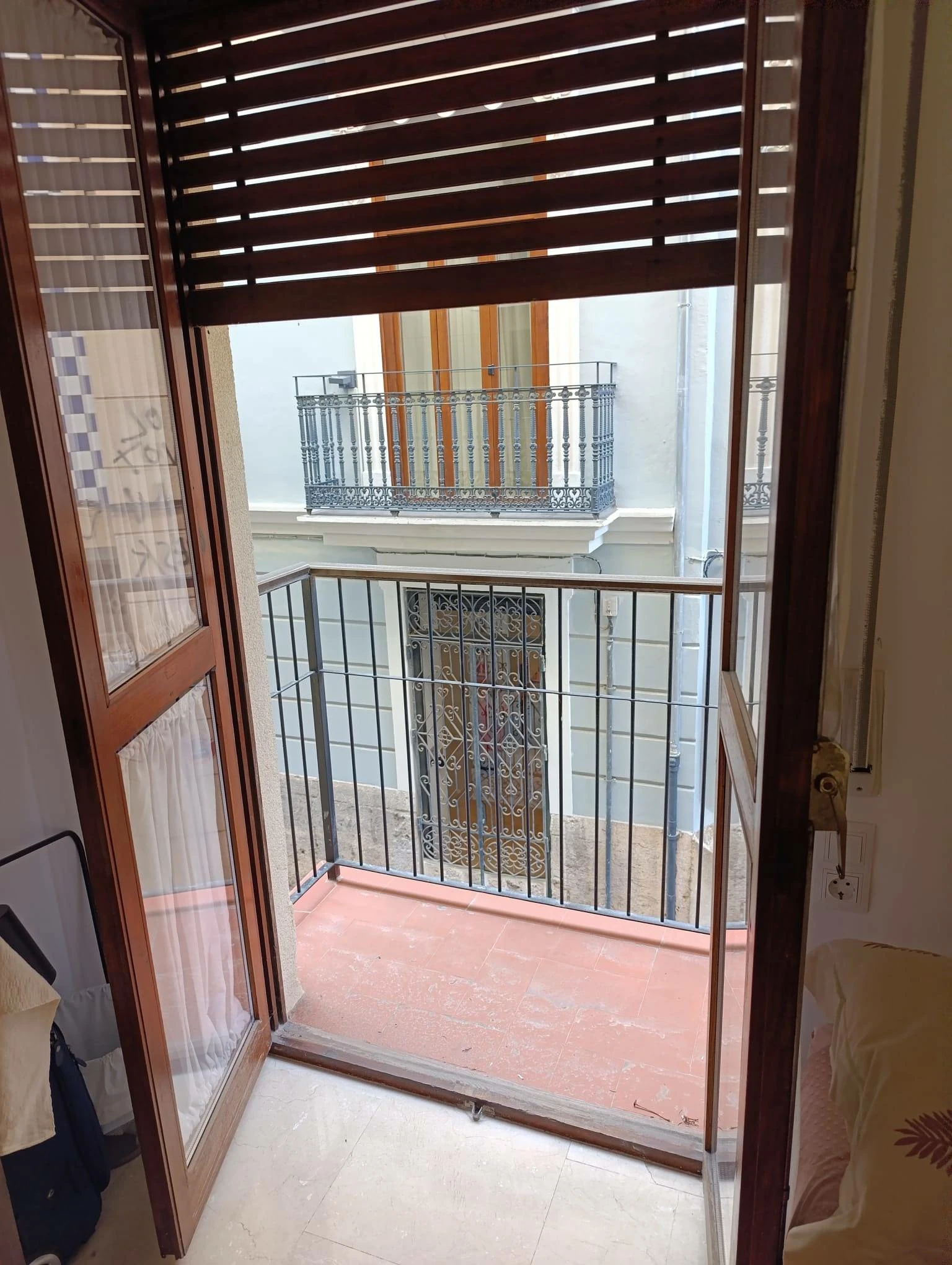 VALENCIA CENTRO BARRIO XEREA VIVIENDA REFORMADA CON PRIMERAS CALIDADES CUATRO DORMITORIOS DOS BAÑOS GARAJE