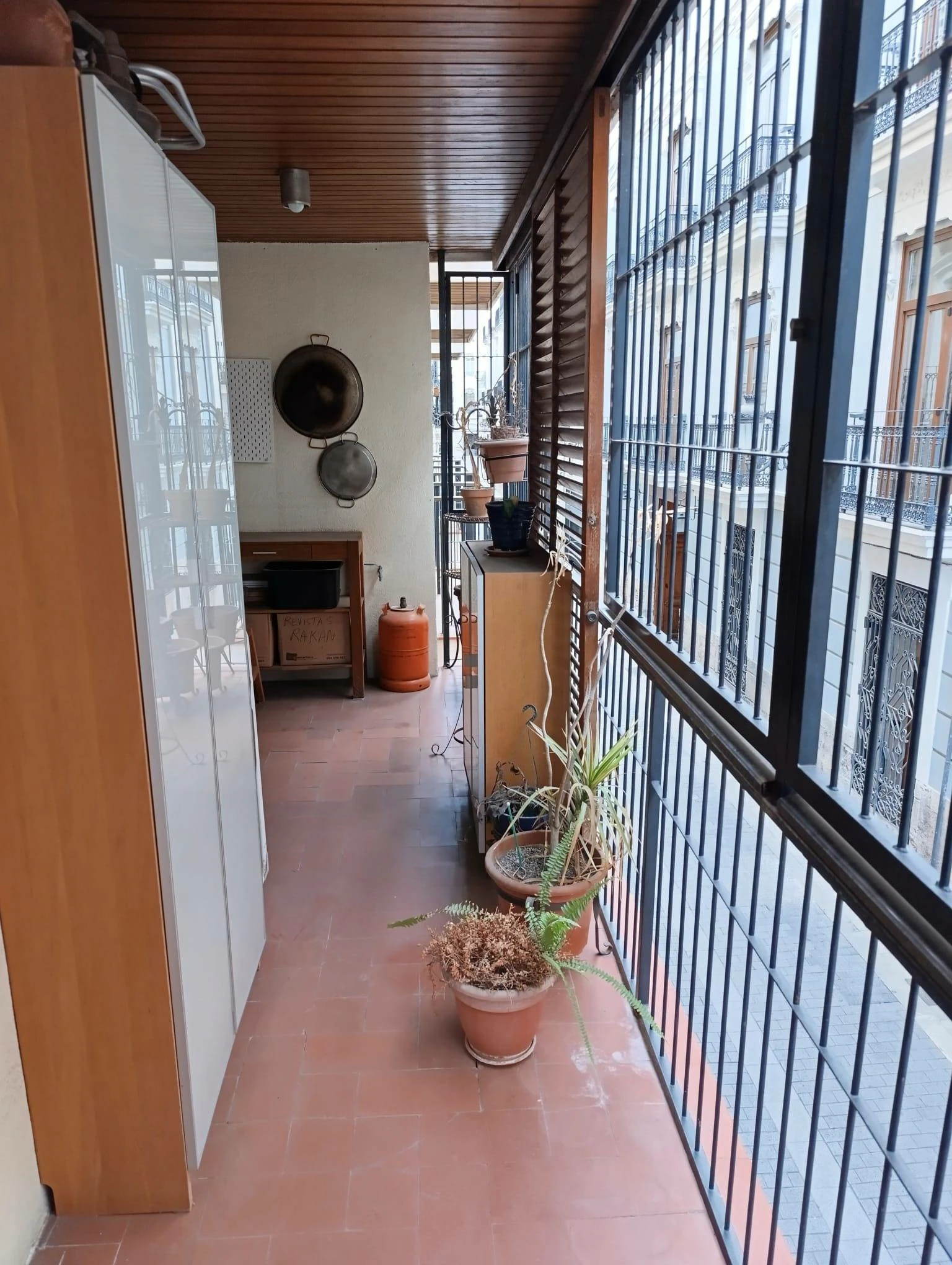 VALENCIA CENTRO BARRIO XEREA VIVIENDA REFORMADA CON PRIMERAS CALIDADES CUATRO DORMITORIOS DOS BAÑOS GARAJE