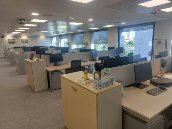 Oficina exclusivo de oficinas muy representativo con fácil acceso al Aeropuerto.