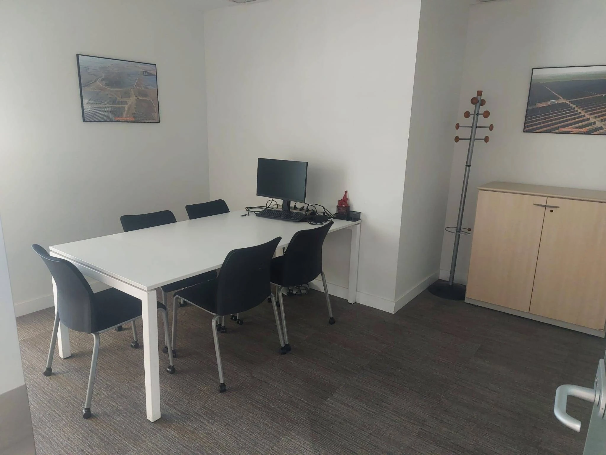 Oficina exclusivo de oficinas muy representativo con fácil acceso al Aeropuerto.