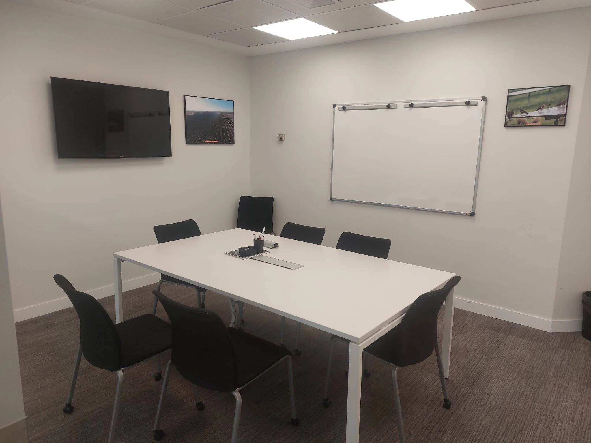 Oficina exclusivo de oficinas muy representativo con fácil acceso al Aeropuerto.