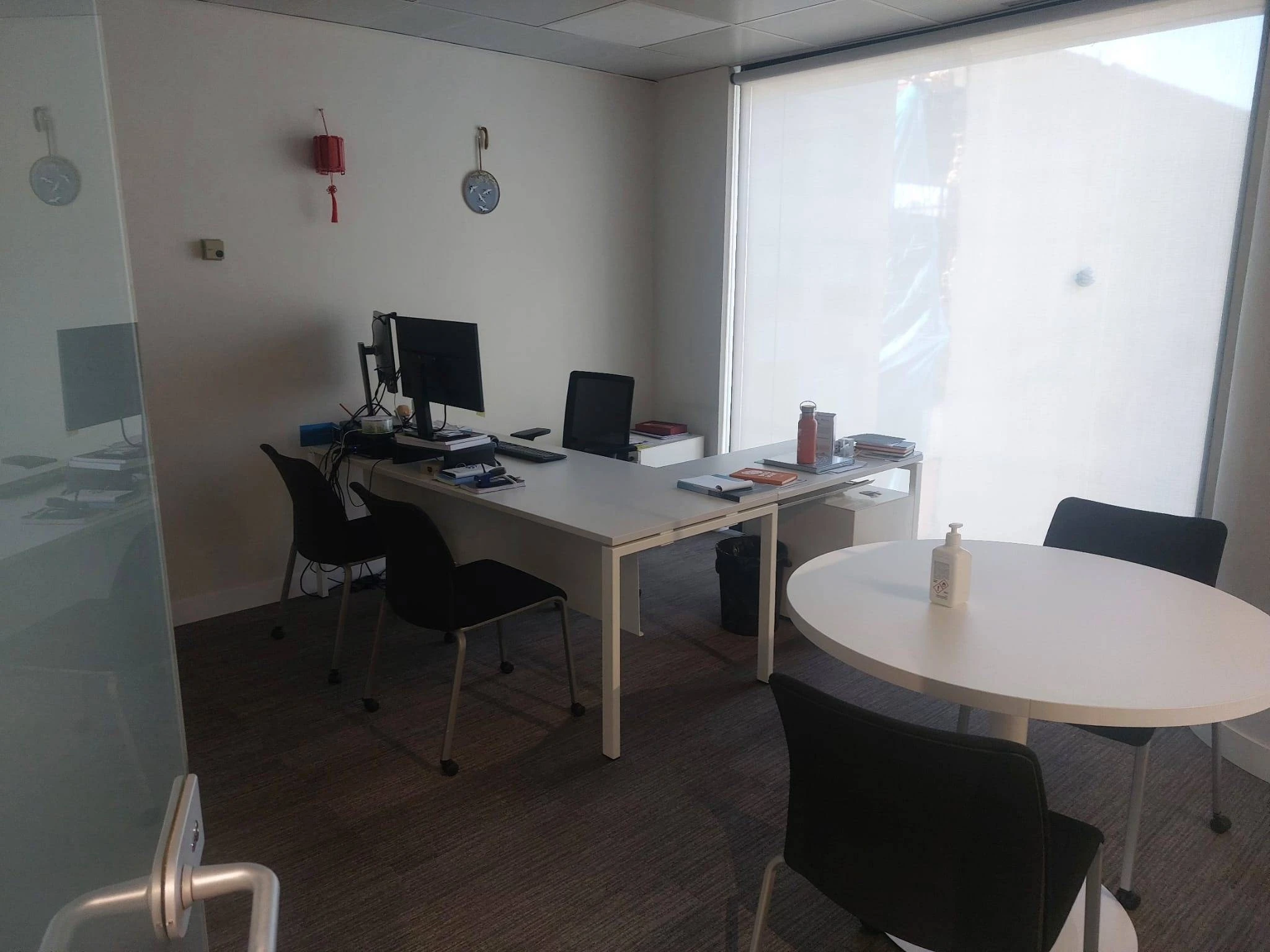 Oficina exclusivo de oficinas muy representativo con fácil acceso al Aeropuerto.