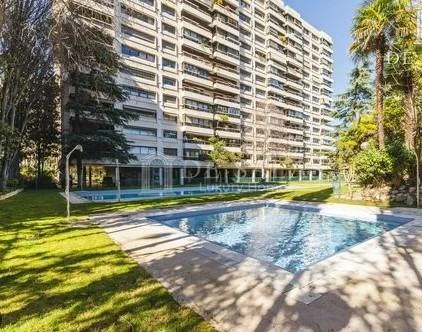 Espectacular piso del año 1980 con orientación oeste, todo exterior, situado en La Paz, en una de las urbanizaciones más exclusivas de la zona Madr
