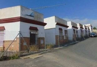 Promoción de 14 viviendas unifamiliares adosadas al 72 % de su construcción en la provincia de Huelva
