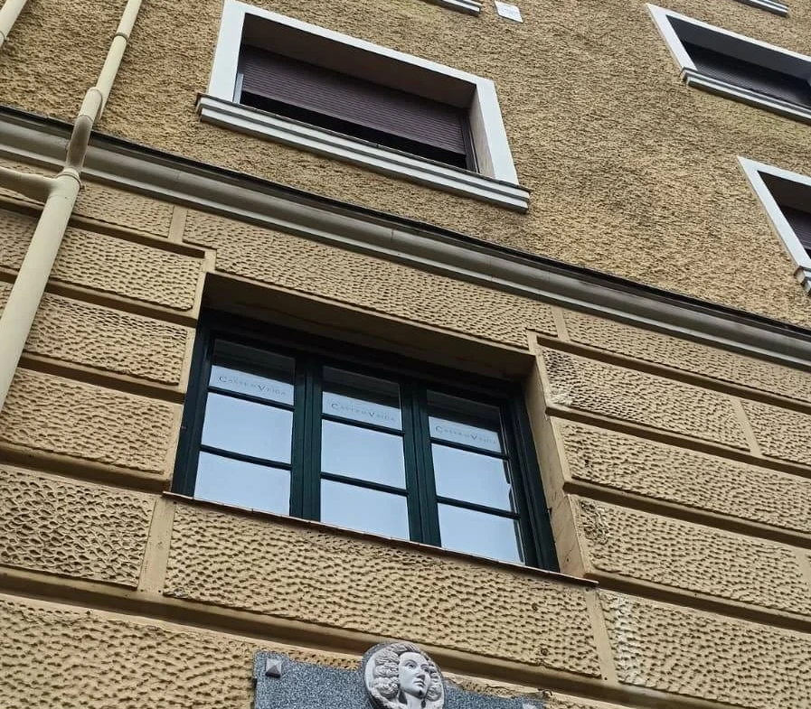 897