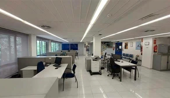 Oficinas situadas en edificio del año 1966 en una de las calles más comerciales del centro de Granada