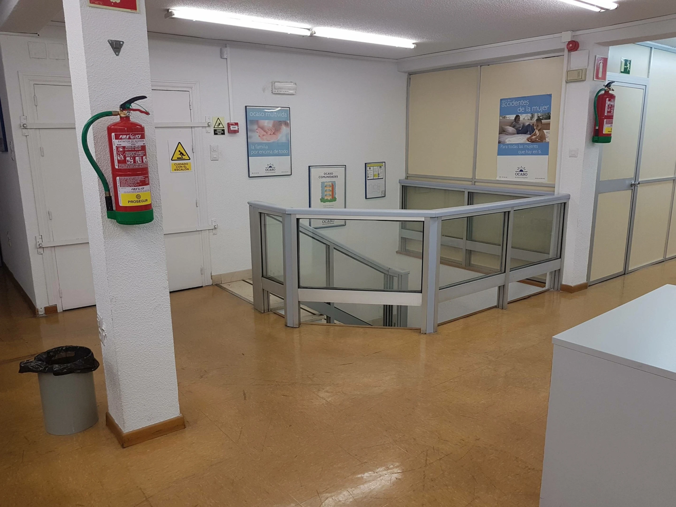 Oficinas situadas en edificio del año 1966 en una de las calles más comerciales del centro de Granada