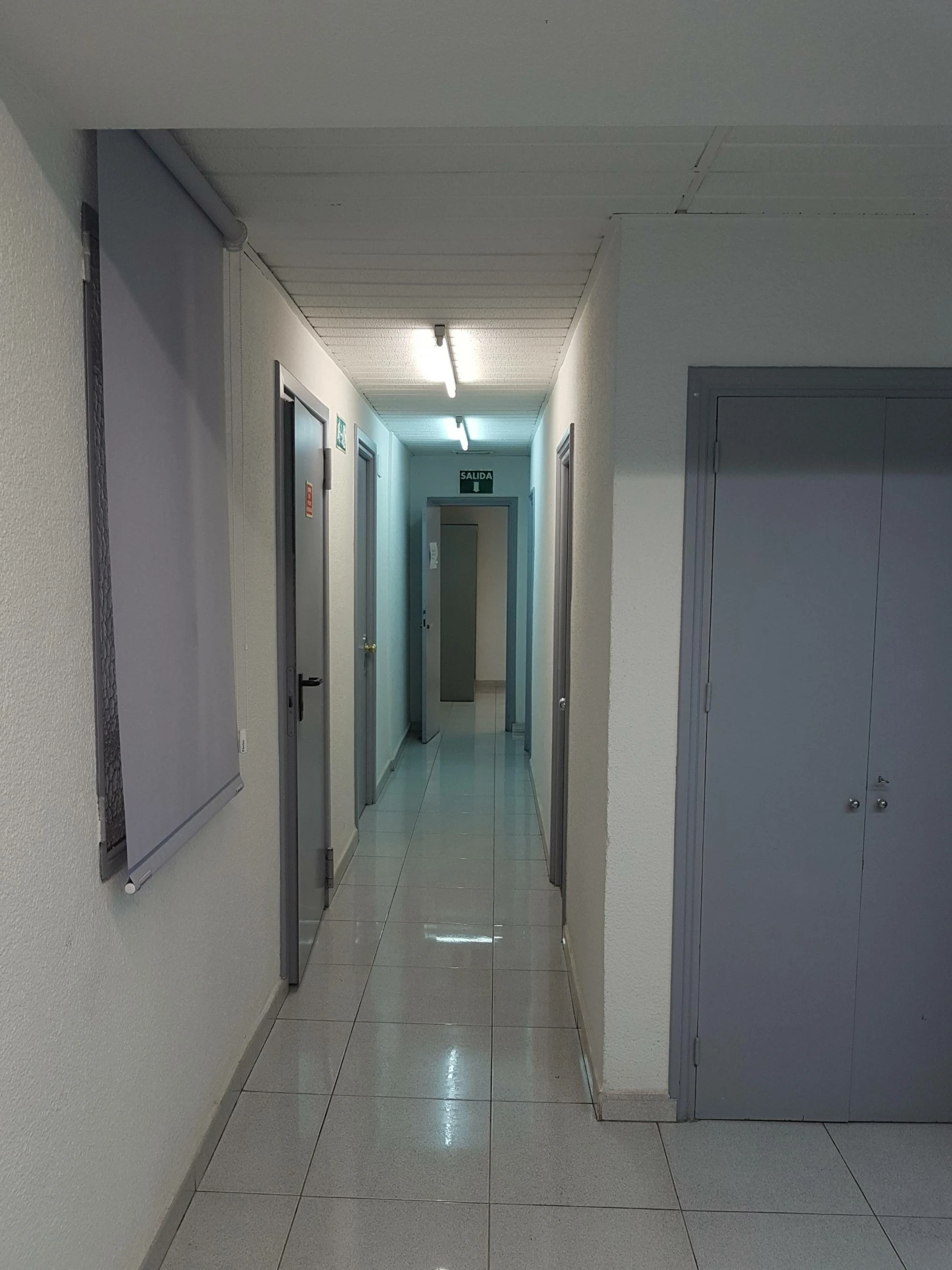 Oficinas situadas en edificio del año 1966 en una de las calles más comerciales del centro de Granada
