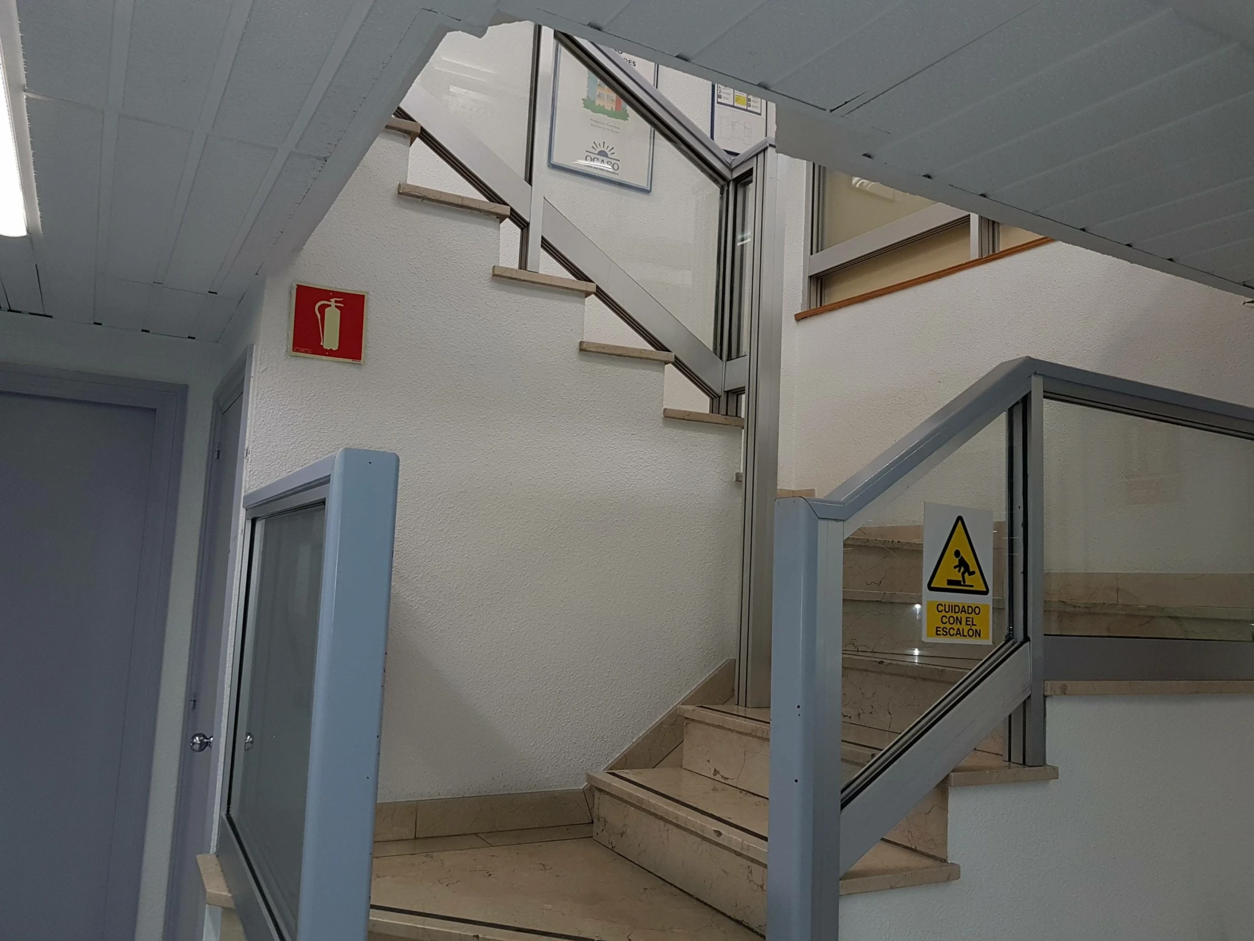 Oficinas situadas en edificio del año 1966 en una de las calles más comerciales del centro de Granada