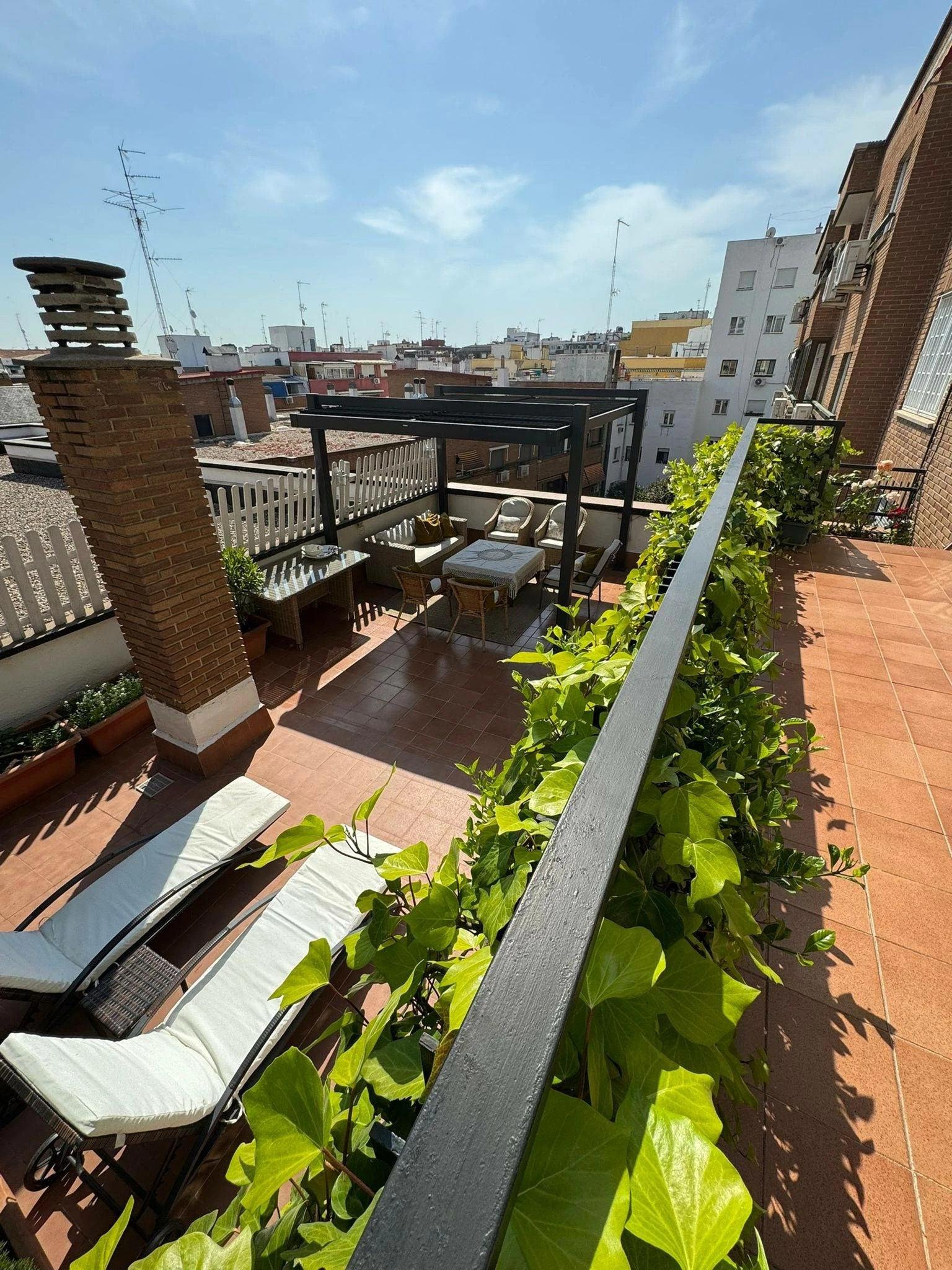 Piso muy representativo en el distrito de Ciudad Jardín a 50m del auditórium y de la boca del metro Piso muy representativo en el distrito de Ciudad Jardín a 50m del auditórium y de la boca del metro