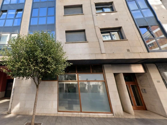 Local en forma rectangular del año 2003 en el centro de la ciudad de Vigo