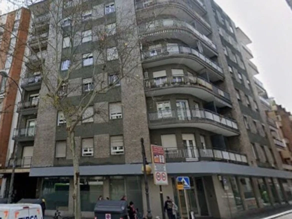 Piso en planta primera en edificio residencial del año 1965 en el centro de Córdoba, actualmente con uso de oficina