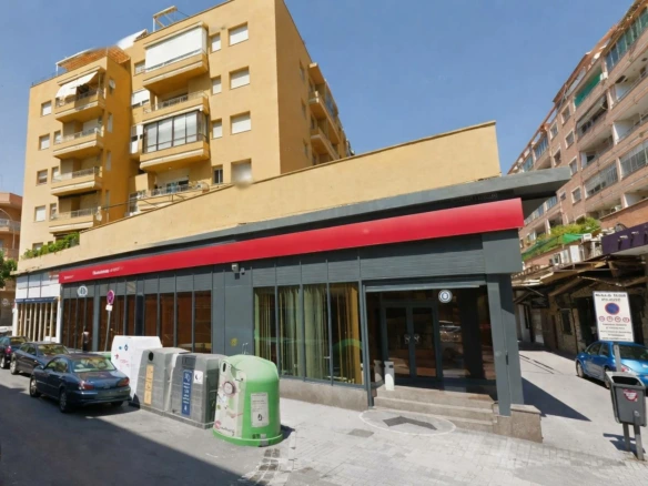 Local/oficina en edificio del año 1980 en el centro de Denia
