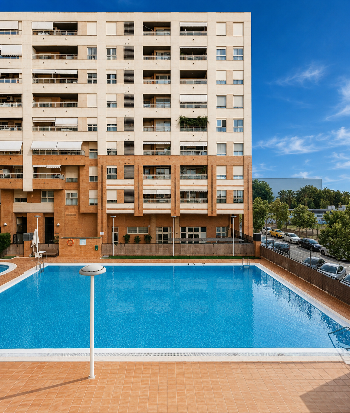 Piscina y patio interior de Edificio Puerto Pacífico en Málaga